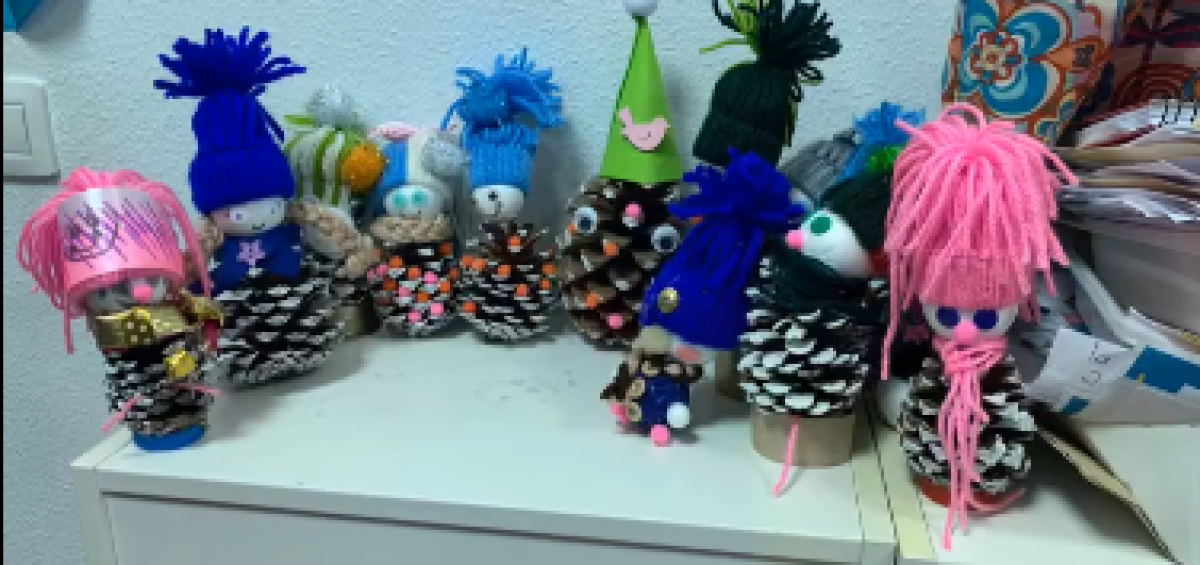 Taller de muñecos con piñas